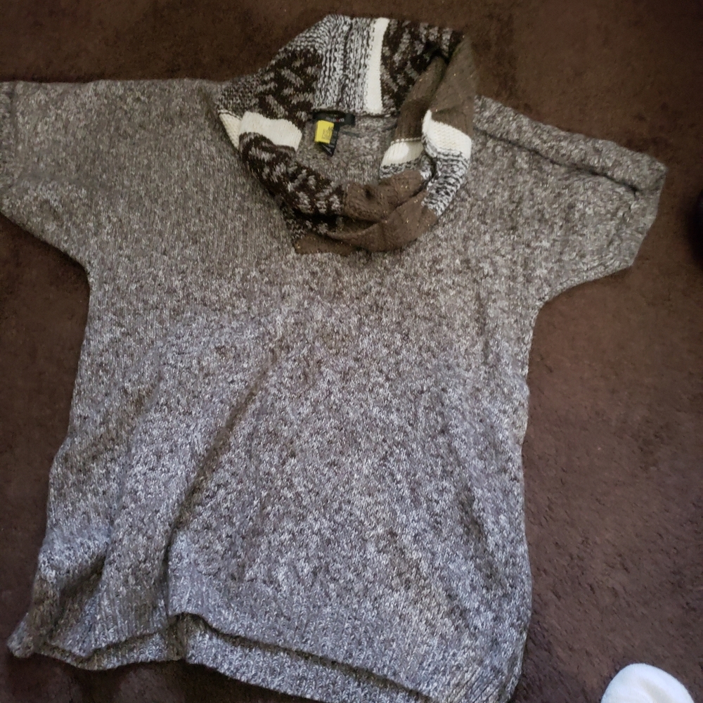 Beautiful sweater short sleeve 3 sweaters for 35